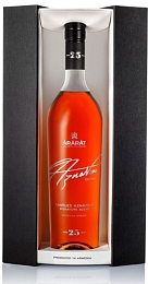 Коньяк "Арарат Шарль Азнавур Авторский Бленд" очень старый в п/у 0,75 л